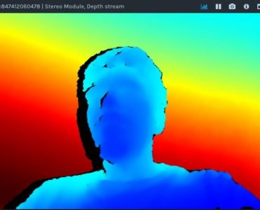 Ein Tiefenkartenbild für die 3D-Digitalisierung zeigt die Silhouette einer Person in Blau vor einem Hintergrund mit einem Farbverlauf von Gelb nach Rot. Ein Farbbalken auf der rechten Seite zeigt Tiefenwerte von 0 (rot) bis 4 (blau-grün) an.