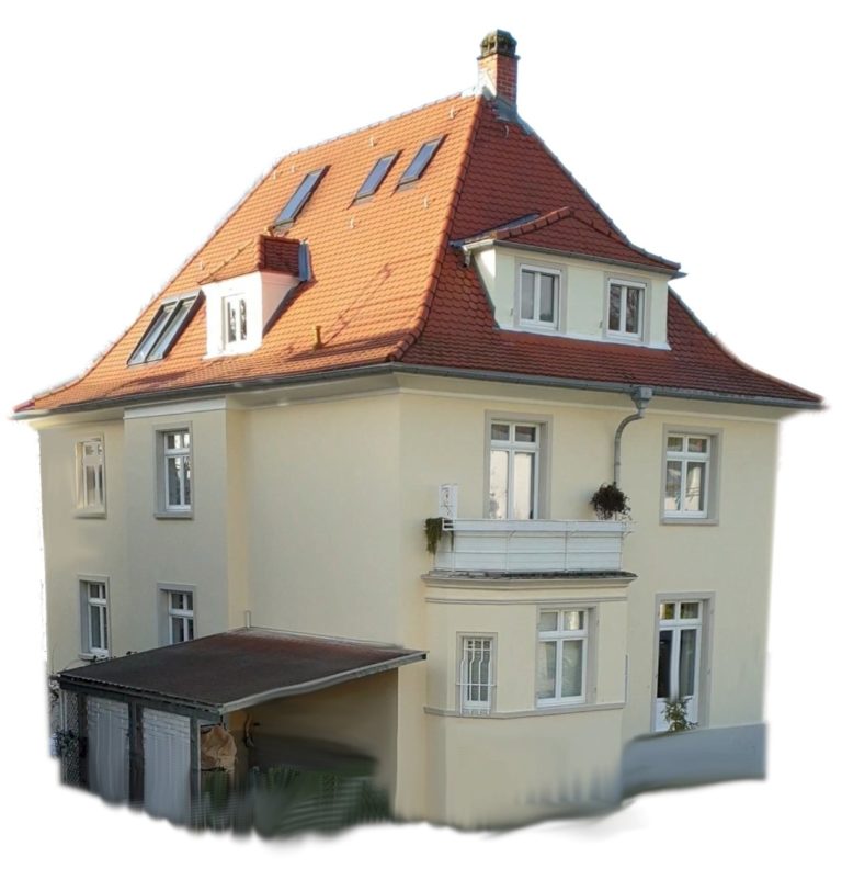 Ein zweistöckiges, cremefarbenes Haus mit rotem Ziegeldach, mehreren Fenstern, Oberlichtern, einem kleinen Balkon und einem angebauten überdachten Carport - perfekt als LaserCut 2D-Design für Architekturmodelle.