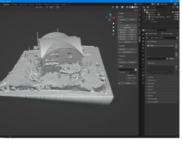 Die Benutzeroberfläche einer 3D-Modellierungssoftware zeigt einen grauen, texturierten 3D-Scan eines kleinen Gebäudes mit einem gewölbten Dach und einem detaillierten Boden, umgeben von Bearbeitungsfeldern und Symbolleisten.