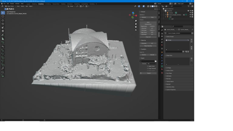 Die Benutzeroberfläche einer 3D-Modellierungssoftware zeigt einen grauen, texturierten 3D-Scan eines kleinen Gebäudes mit einem gewölbten Dach und einem detaillierten Boden, umgeben von Bearbeitungsfeldern und Symbolleisten.