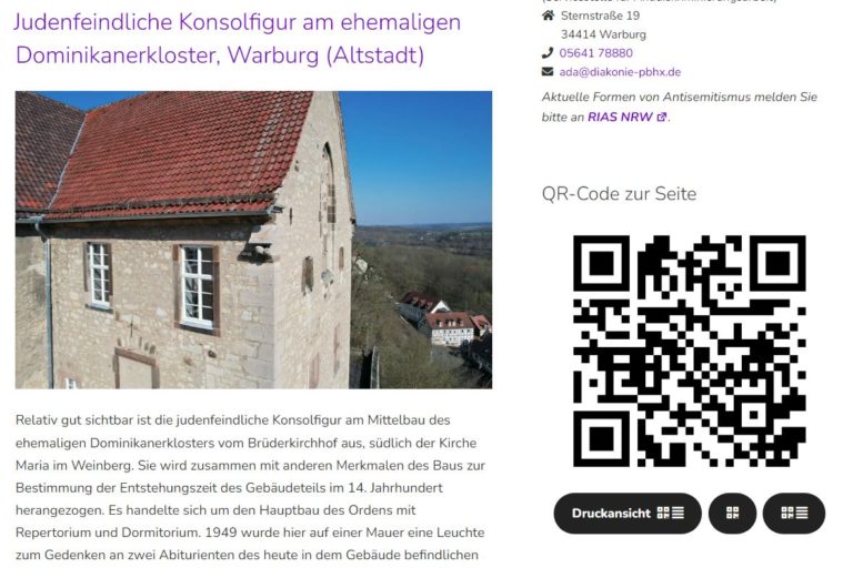 Ein historisches Steingebäude mit rotem Ziegeldach blickt auf eine Stadtlandschaft und Grünflächen. Auf der Webseite wird eine antijüdische Skulptur im ehemaligen Dominikanerkloster in Warburg besprochen, und auf der rechten Seite befindet sich ein auffälliger QR-Code.